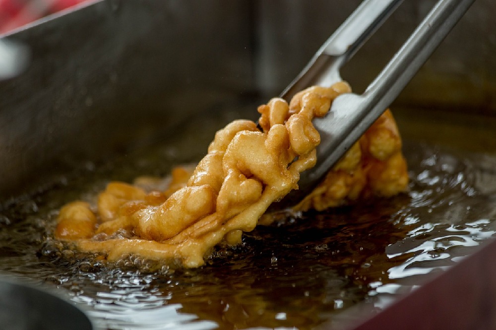 https://athens.bintheredumpthatusa.com/thumb/1000~img/blog/funnel-cake-2396098_1280.jpg~How%20to%20Properly%20Dispose%20of%20Bacon%20Fat%20and%20Cooking%20Oil